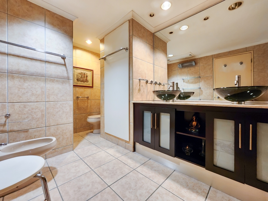 4 Bedroom Property for Sale in Sea Point Western Cape